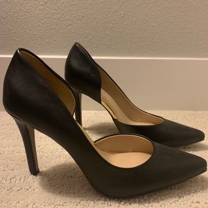 Merona black pump size 8 with gold accent!